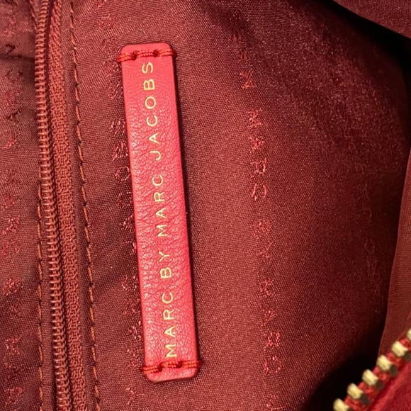 Supple Leather Crossbody Bag - Picture 3 of 4